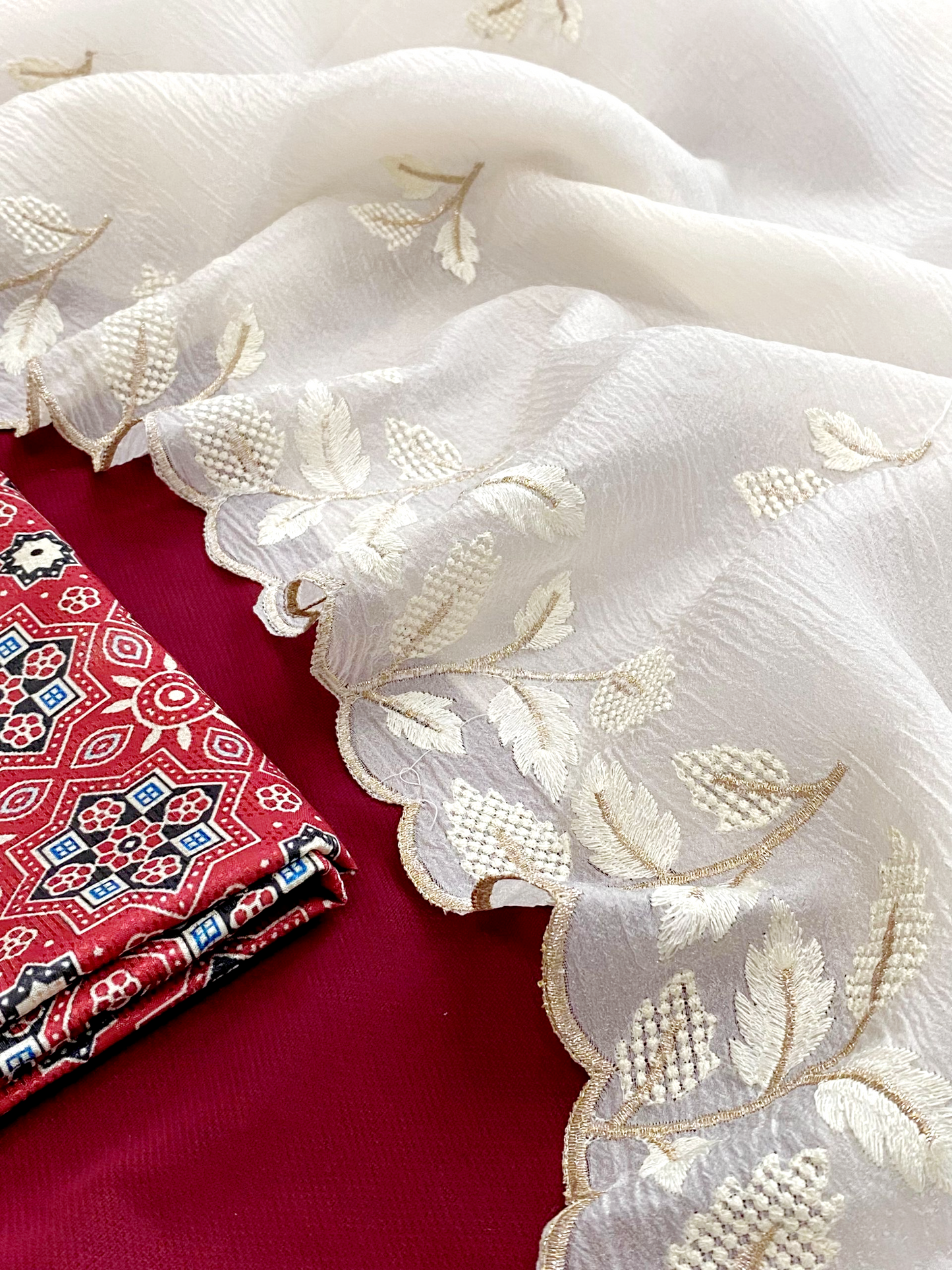 Beautiful Crushed Georgette saree with Ikkat blouse material (Delivery in 18-23 working days )