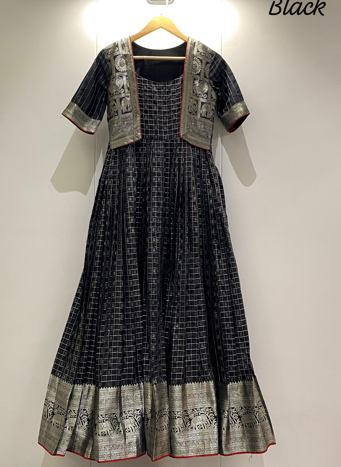 Women's Traditional Onam Gown (Delivery in 15-20 working days )