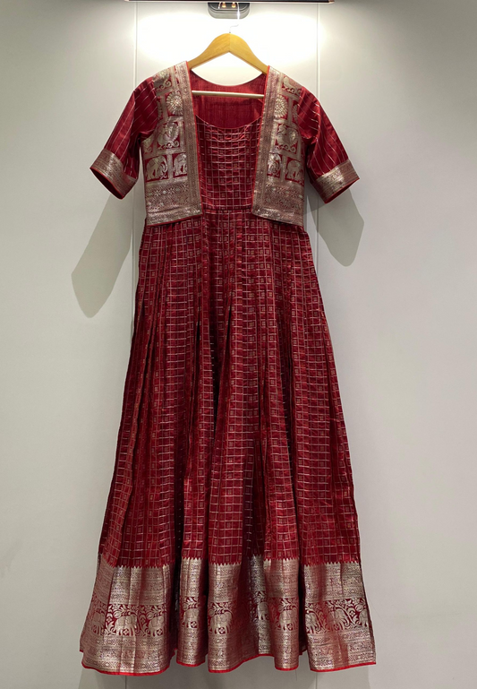 Women's Traditional Onam Gown (Delivery in 15-20 working days)