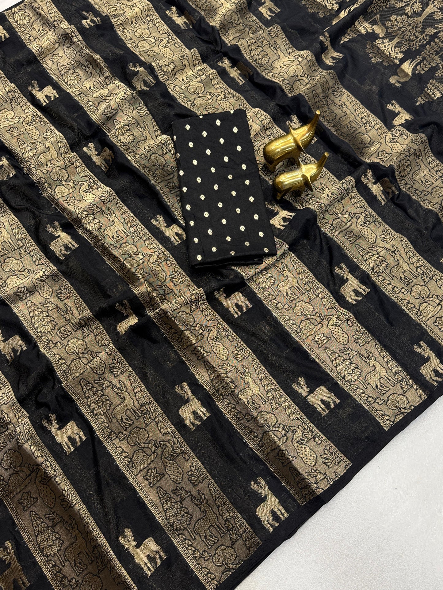 Beautiful Moonga silk saree (Delivery in 20-25 working Days)