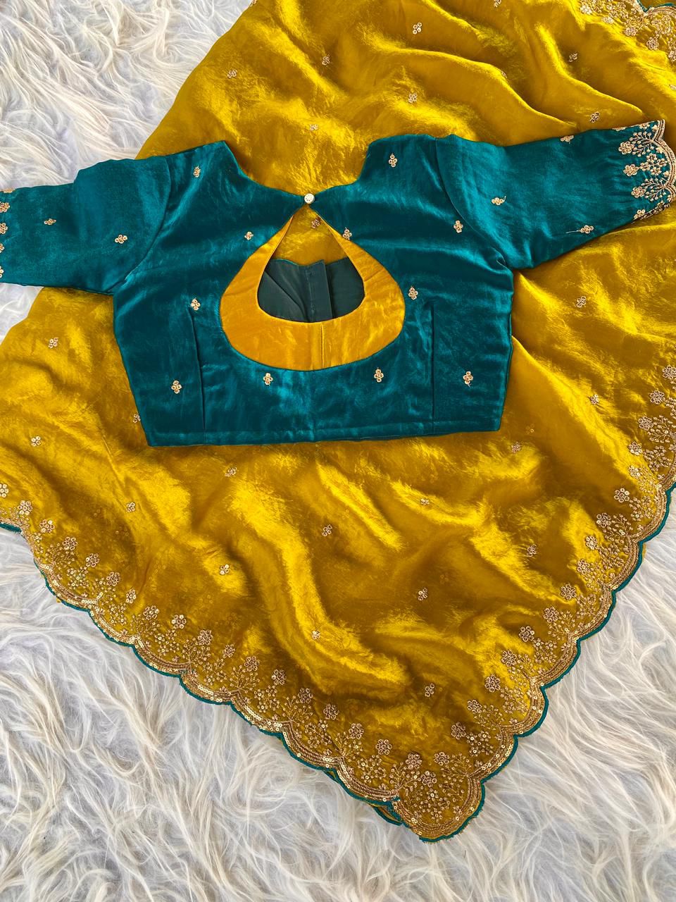 Beautiful soft crush silk saree with blouse (Delivery in 25-30 working Days)