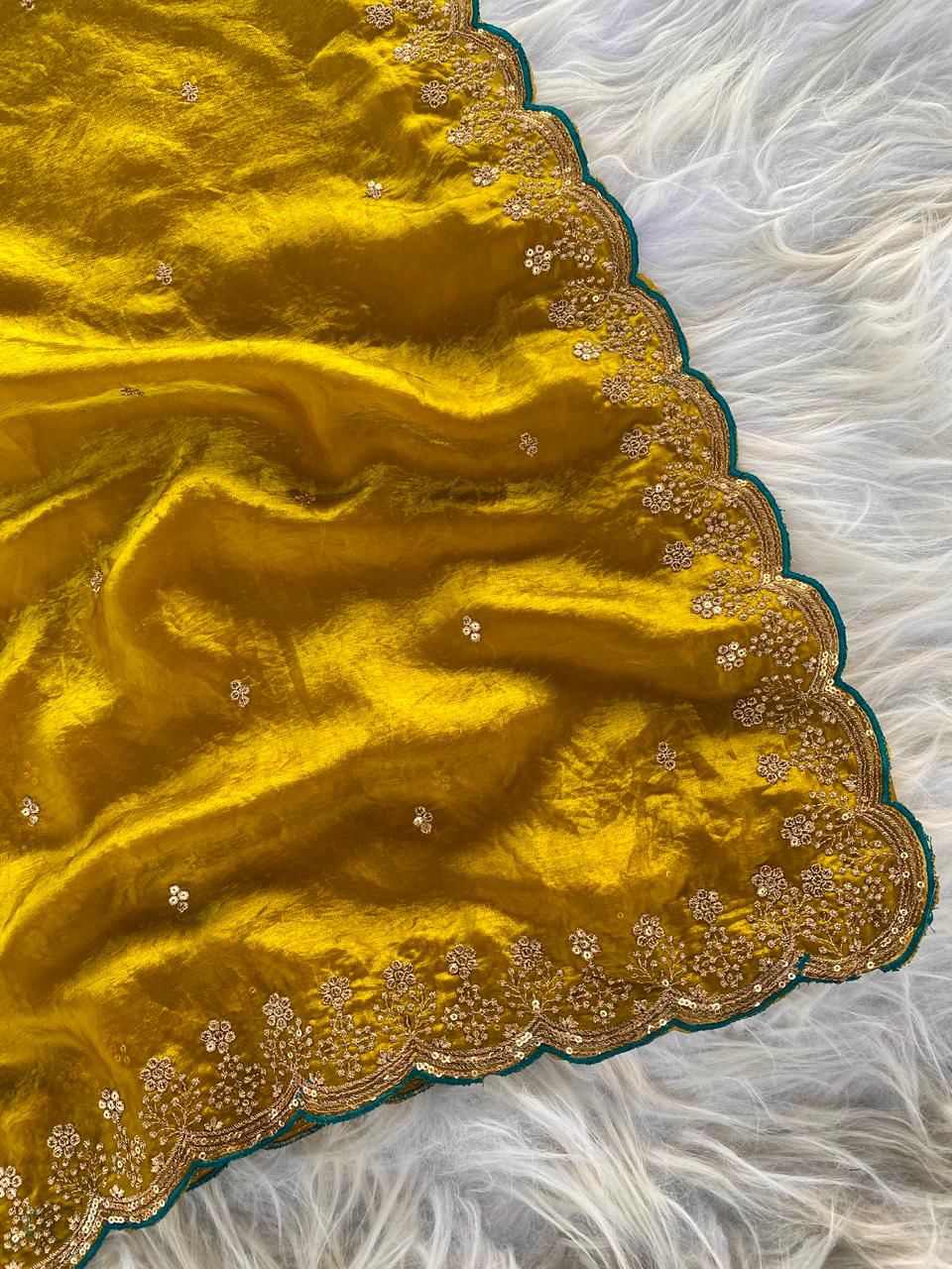 Beautiful soft crush silk saree with blouse (Delivery in 25-30 working Days)