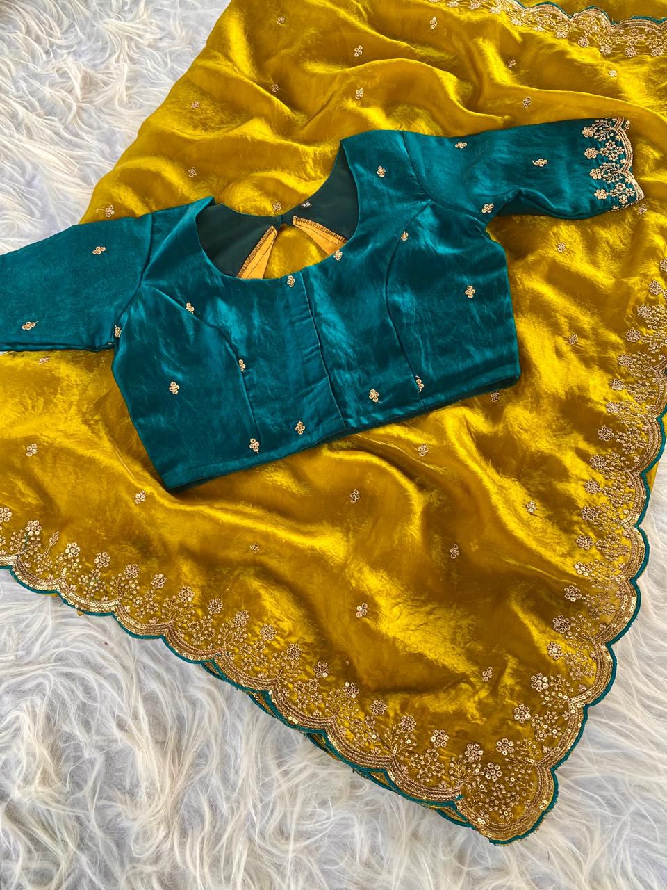 Beautiful soft crush silk saree with blouse (Delivery in 20-25 working Days)